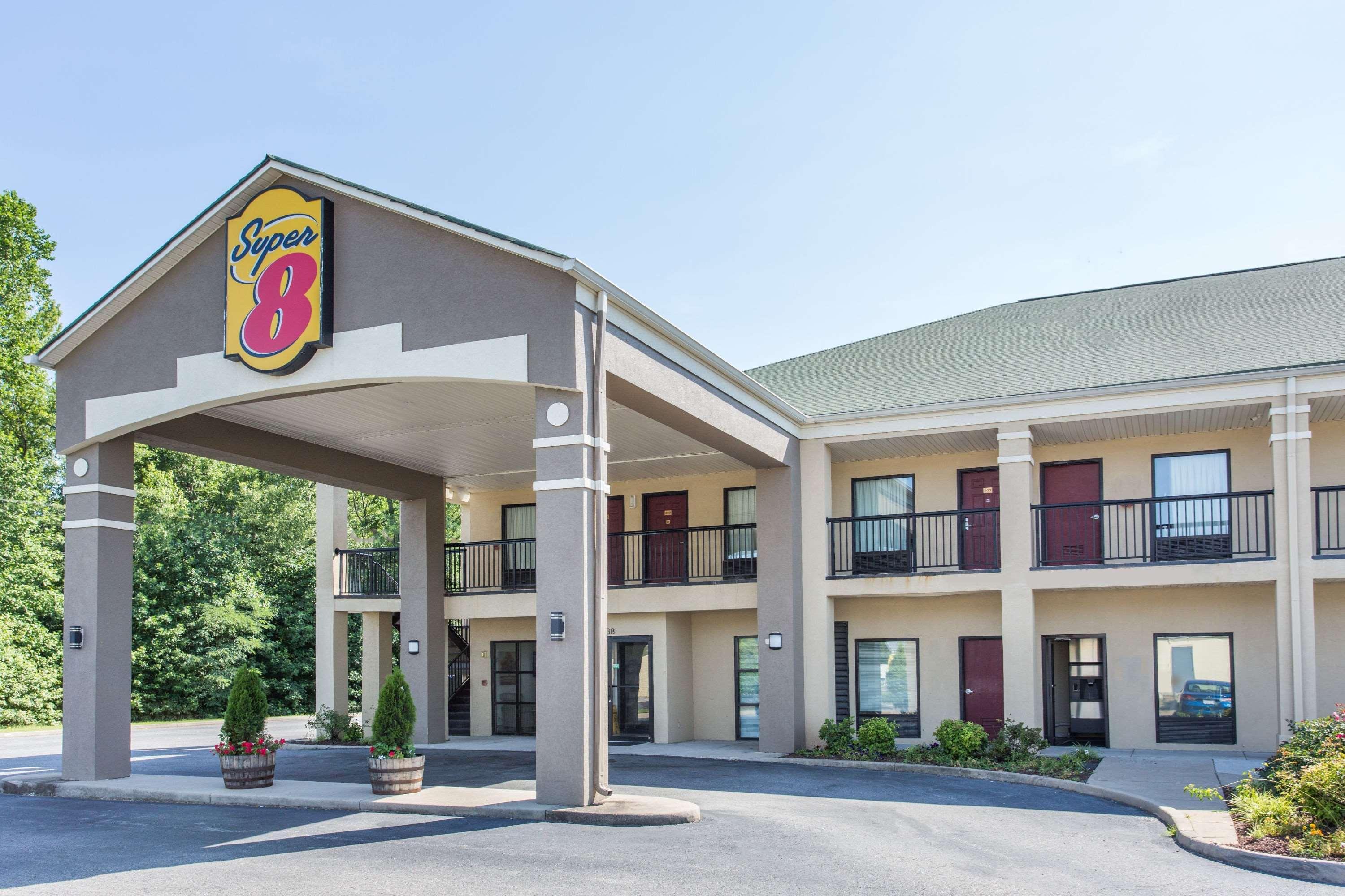 Super 8 By Wyndham Petersburg Motel Exterior photo